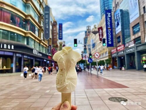 上海南京路步行街正在复苏，商圈的彩虹正慢慢飘上屋顶 